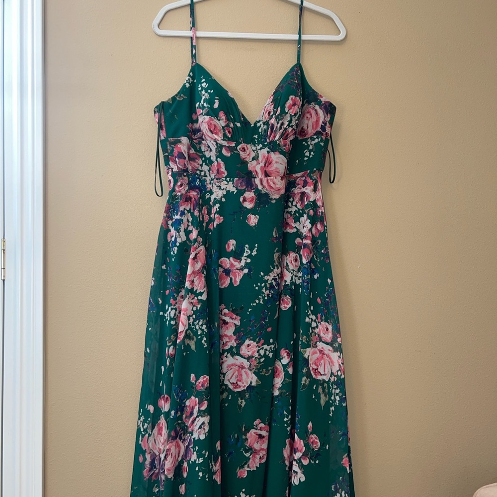 Elegant Floral Maxi Dress in Green